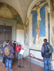 Studierende im Kreuzgang des Klosters von San Marco in Florenz, vor dem Fresko ?Der hl. Dominikus am