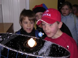 Finn (8 Jahre) und Dennis (9 Jahre) bestaunen das Mini-Planetarium.