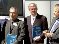 (v.l.) Prof. Dr. Klaus Bobey von der HAWK-Fakultät Naturwissenschaften und Technik, Jürgen