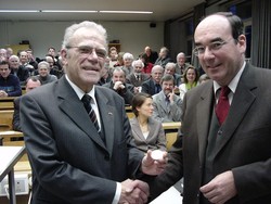 Als erster Hildesheimer bekommt Prof. Dr. e.h. Burkhard Bretschneider (links) die HAWK-Ehrenmedaille