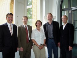 (v.l.n.r.): AIV-Vorsitzender Dipl.-Ing. Matthias Jung, Dr.-Ing. Holger Pabsch, Anke Gudewill, Dekan 