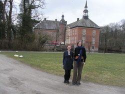 Cornelia Patterson und Maria Sünderhauf vor der Barocken Schloßanlage. (HAWK 2011)