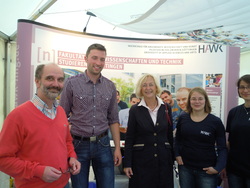 Prof. Dr. Schalz mit den Mitarbeiter/innen  (S. Brückner, F. Peters und J. Hoffmeister) und der