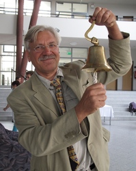 Herr Ehrenfeld läutet die Glocke