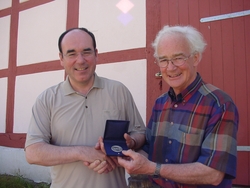 Auszeichnung mit der Ehrenmedaille im Forstamt Winnefeld: HAWK-Präsident Prof. Dr. Martin Thren (l.)