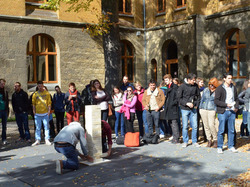 Studierende des 1. Semesters bauen einen Holzturm