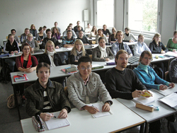 Alles ist noch ganz neu: das 1. Semester Bachelor Architektur im Hörsaal am Hohnsen