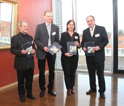 (v.r.n.l) Prof. Dr. Martin Thren (HAWK-Präsident), Prof. Dr. Gerdi Maierbacher-Legl (Studiendek