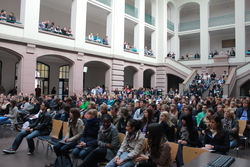 Interessiert lauschen die Besucherinnen und Besucher dem Vortrag von Dekan Prof. Dr. Rainer Vahland 