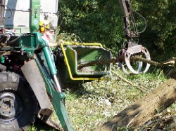 Im Landschafts- und Gartenbau fällt viel Restholz an, das weiter genutz werden kann.