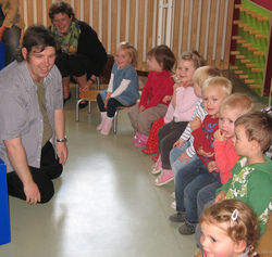 Zum fünften Geburtstag ihrer Krippe sangen die HAWK-Kinder ein Ständchen