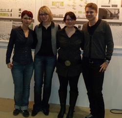 Daniela Beer, Karina Koch, Mascha Janina Krapp und Jonas Thomann vor der Ausstellung der prämie