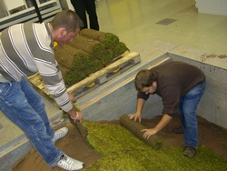 Studenten im Geotechniklabor bei der Arbeit