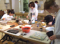 Workshop am Fachbereich Konservierung und Restaurierung: Wer Mosaike herstellen kann, kann sie auch 