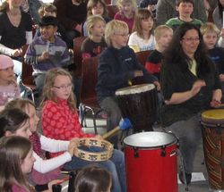 Musikspielende Kinder