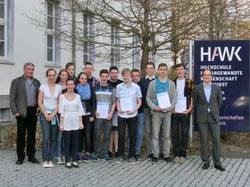 SIA-Abschlusssemester mit den betreuenden SIA_Projektleitern vor dem Hauptgebäude der HAWK Faku