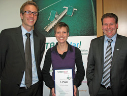 (v.l.n.r.) Gründercoach Tim Bauer, Siegerin Cindi Jacobs und Prof. Dr. Christoph Kolbeck