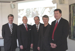 (v.l.n.r.) OB Wolfgang Meyer, Bernt Sierke (PFH), Martin Thren (HAWK), Kurt von Figura (Uni) und J&o