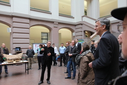 Vernissage Sumatra und Holzminden im Lichthof der Fakultät Management, Soziale Arbeit, Bauen