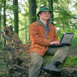 Förster mit Notebook im Wald