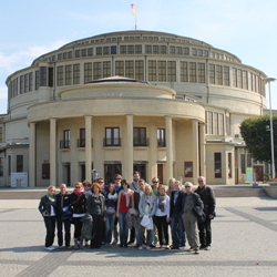 Die Deutsch - Polnische Workshopgruppe vor dem Jahrhunderthalle (UNESCO Weltkultur)