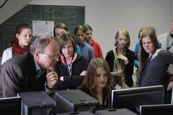 Foto mit Schülern bei einer Veranstaltung im Labor für Elektrotechnik