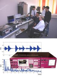 Funktionstest des fertig gestellten Prototypen. Von links nach rechts: Prof. Dr. Achim Ibenthal (HAW