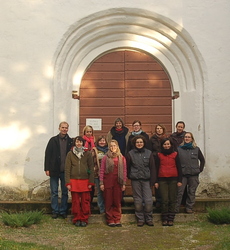 Gruppenbild in Lettland nach der Restaurierung (Foto:HAWK 2011)