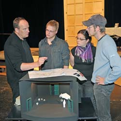 Besprechung für TfN Komödie, Regissseur Jörg Gade mit Studierenden der HAWK