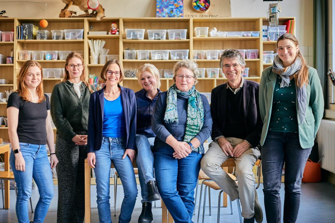 Von links nach rechts in der Ästhetischen Werkstatt: Laisa Quittkat,  Prof. Dr. Lena Kaiser,  Prof. Anna Wittmann,  Dr. Nadine Grochla-Ehle,  Prof. Dr. Ruth Jäger-Jürgens,  Prof. Dr. Tim Rohrmann, Anja Siemens