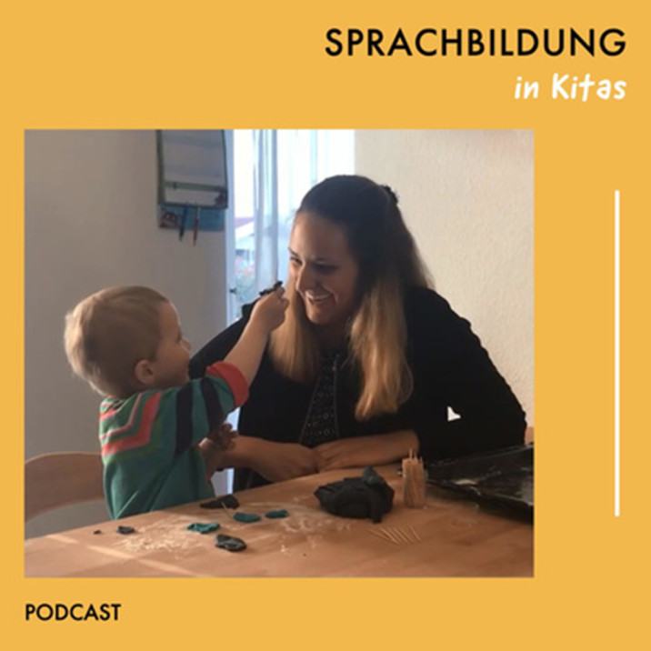 das podcast cover für den podcast sprachbildung in kitas zeigt eine Frau mit einem Kind spielend am Tisch